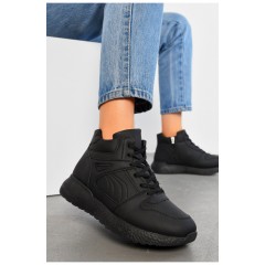 Кросівки жіночі зимові чорного кольору на шнурівці 194608L