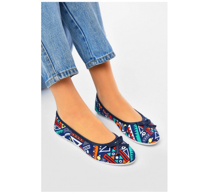 Мокасины женские темно-синего цвета с геометрическим разноцветным рисунком 201232L