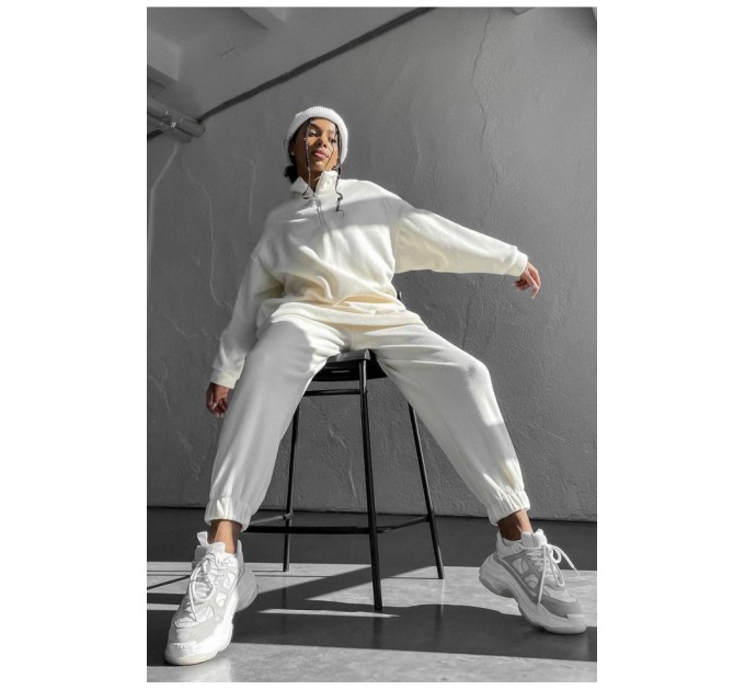 Костюм жіночий молочного кольору 190732L