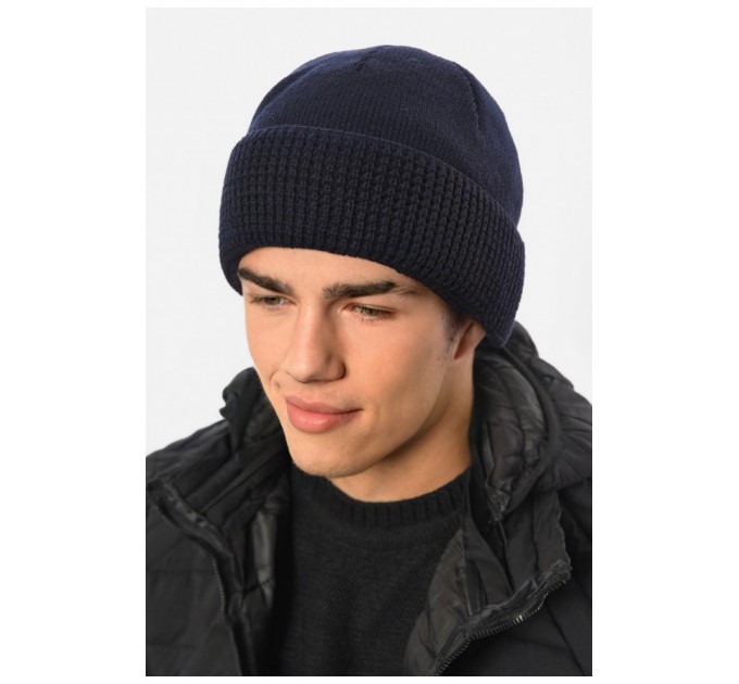 Мужская шапка с подворотом на флисе темно-синего цвета 191785L