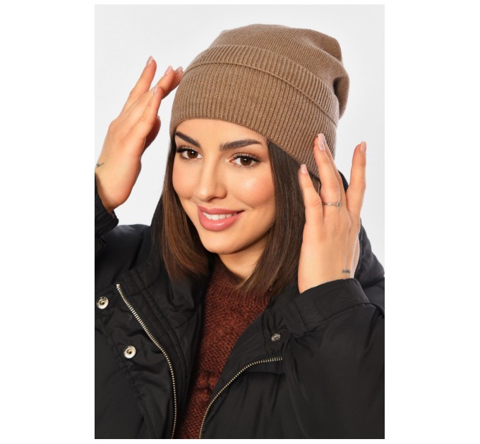 Шапка жіноча зимова однотонного коричневого кольору 194583L