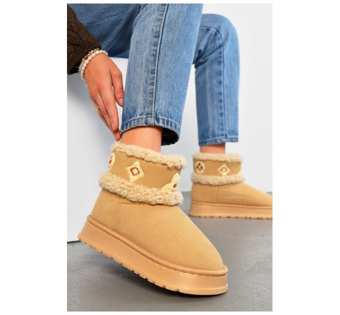 Уггі жіночі на хутрі бежевого кольору 194702L