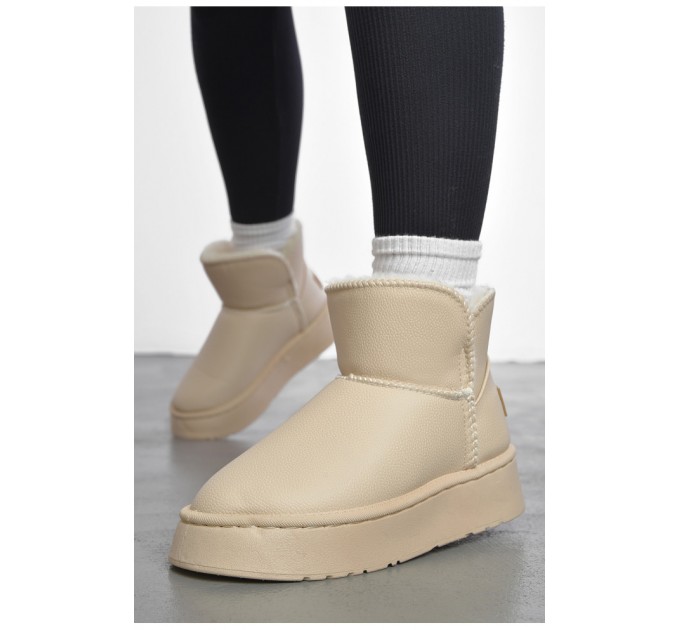 Угги женские на меху молочного цвета 189962L