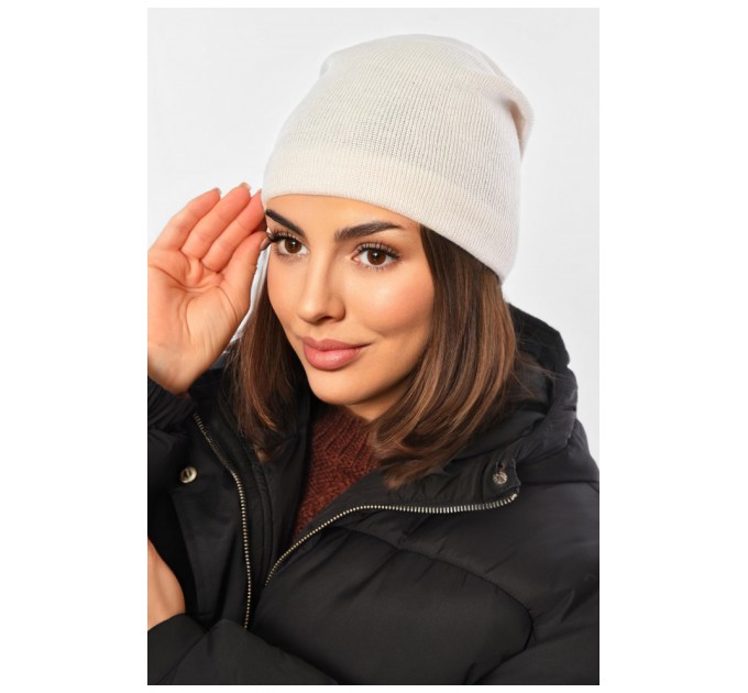Шапка женская демисезонная молочного цвета 194589L