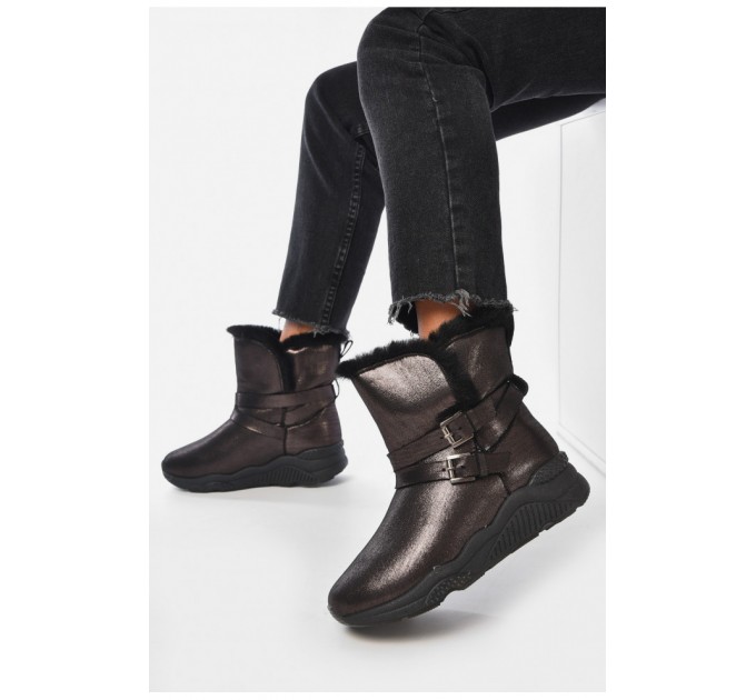 Уггі жіночі темно-коричневого кольору на хутрі 204394L