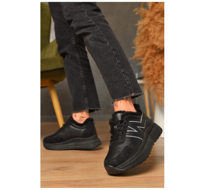 Кросівки жіночі зимові чорного кольору на шнурівці 206268L