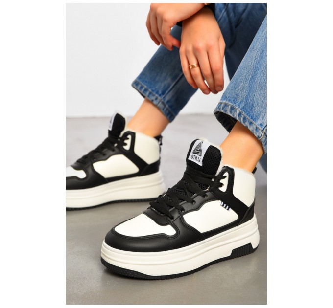 Кросівки жіночі зимові чорно-білого кольору на шнурівці 195202L