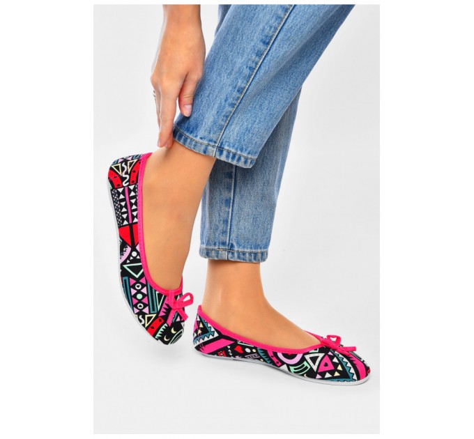 Мокасини жіночі рожевого кольору з геометричним різнокольоровим малюнком 201229L