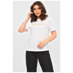 Футболка жіноча однотонна білого кольору з написом 202438L