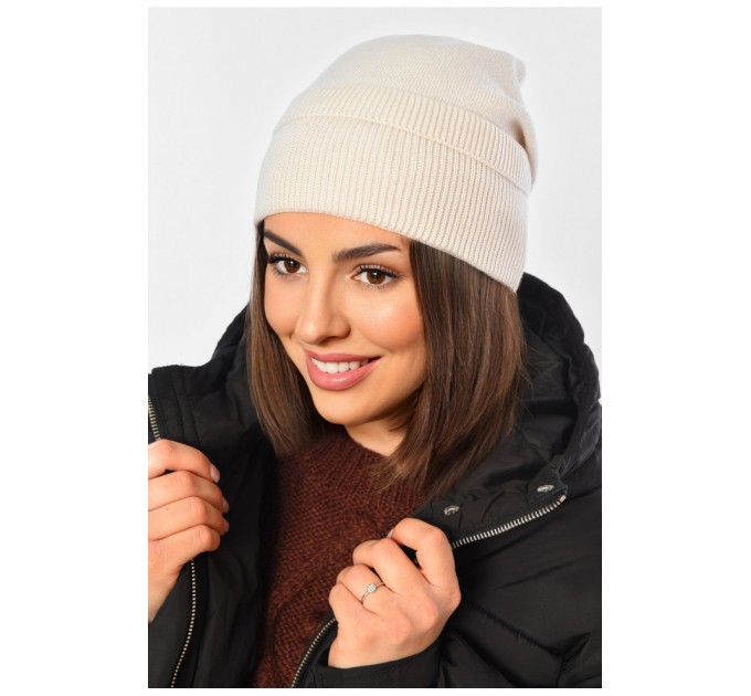 Шапка жіноча демісезонна молочного кольору 194590L