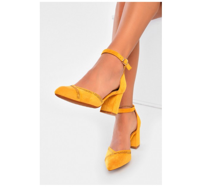 Босоніжки жіночі жовтого кольору 204343L