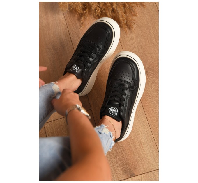 Кроссовки женские черного цвета на шнуровке 172299L