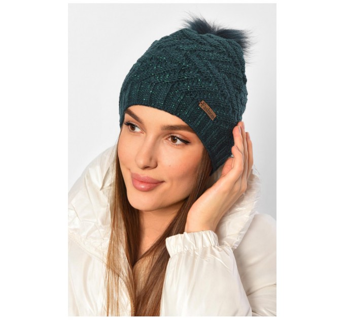 Женская шапка зимняя на флисе однотонная с бубоном зеленого цвета 188221L