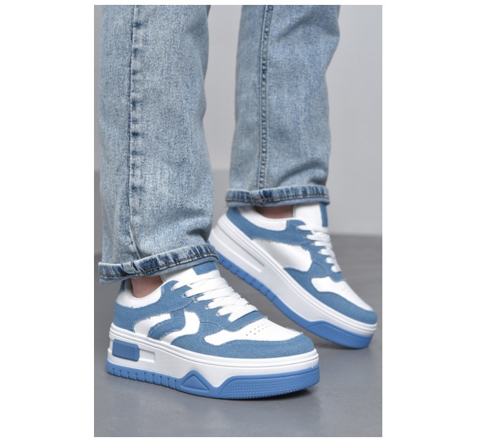 Кроссовки женские бело-синего цвета на шнуровке 172491L