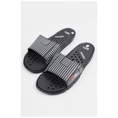 Шльопанці чоловічі чорно-білого кольору з геометричним візерунком 179504L