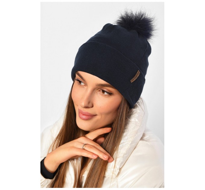 Шапка жіноча демісезонна однотонна з бубоном темно-синього кольору 188211L