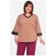 Блуза жіноча батальна темно-коричневого кольору 198755L