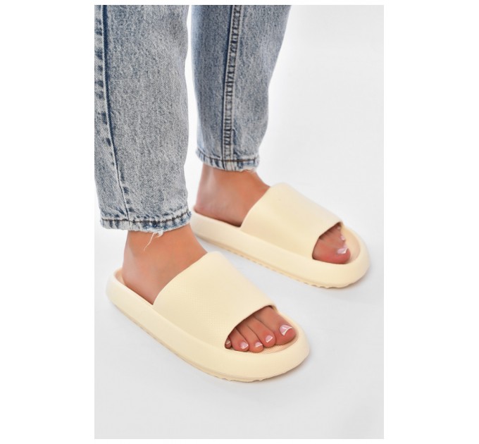Шльопанці піна жіночі молочного кольору 203938L