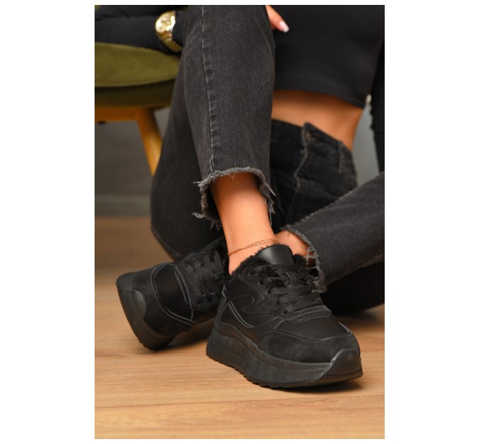 Кросівки жіночі зимові чорного кольору на шнурівці 206272L