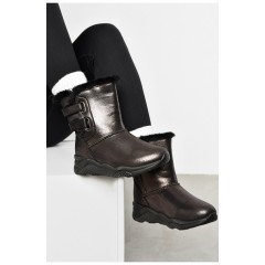 Уггі жіночі темно-коричневого кольору на хутрі 153966L