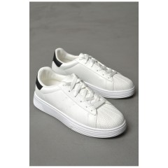 Кросівки чоловічі білого кольору на шнурівці 187400L