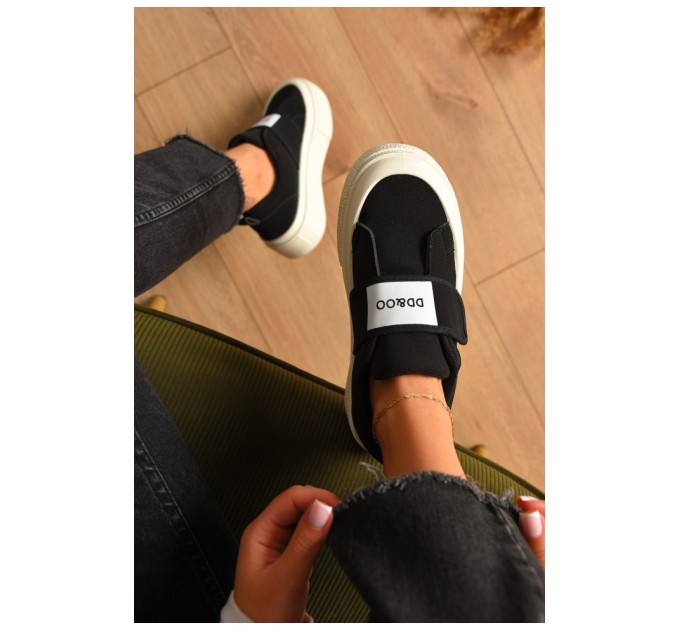 Кросівки жіночі чорного кольору 205829L