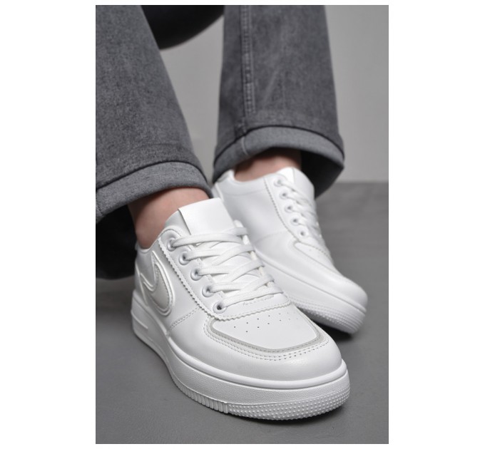 Кросівки жіночі білого кольору на шнурівці 174399L