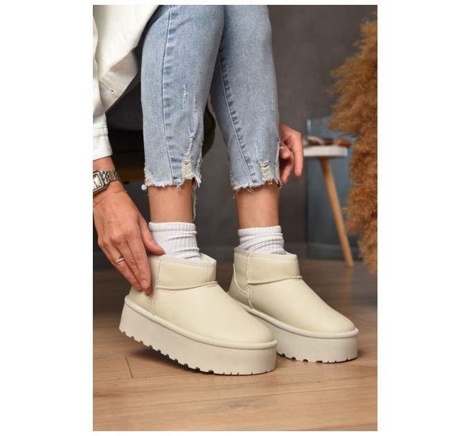 Угги женские на меху молочного цвета 204923L